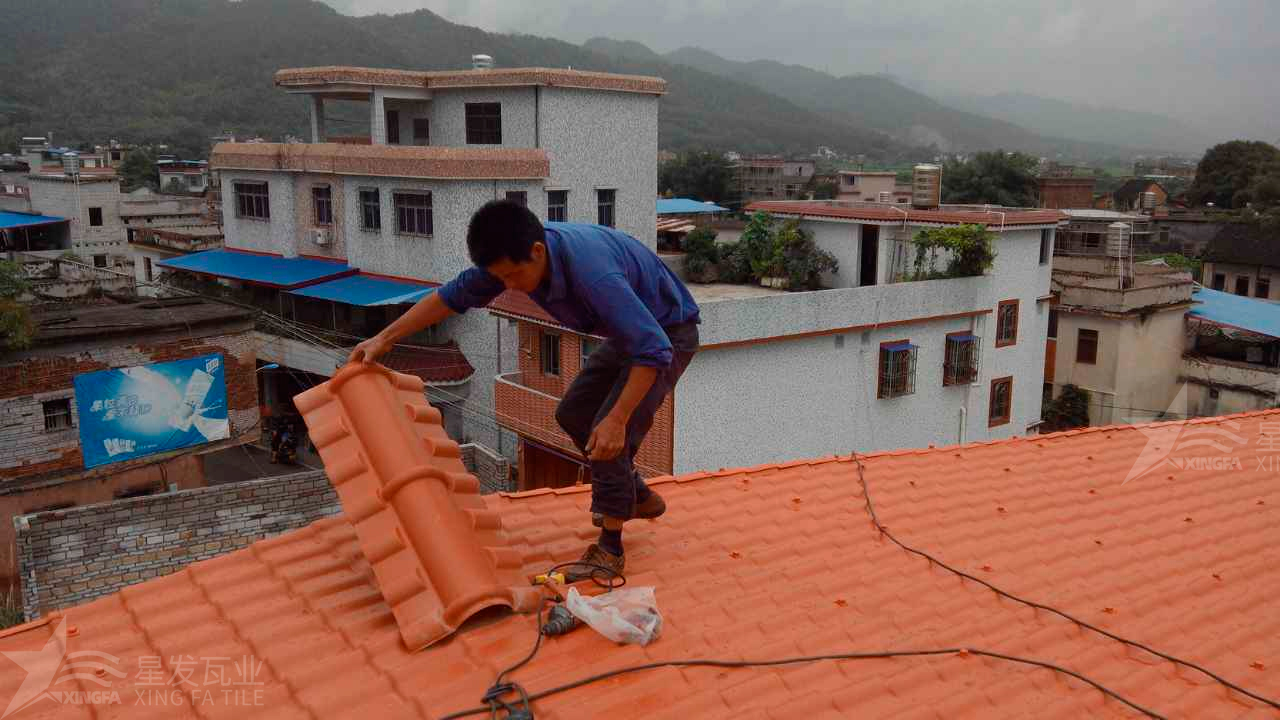合成樹(shù)脂瓦與鐵皮瓦在性能和優(yōu)點(diǎn)上的區(qū)別和差異？